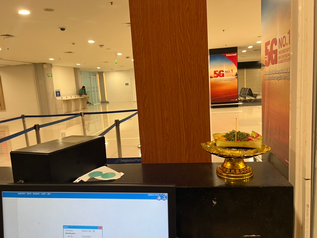 공항 탑승구 앞 짜낭 사리 (canang sari)