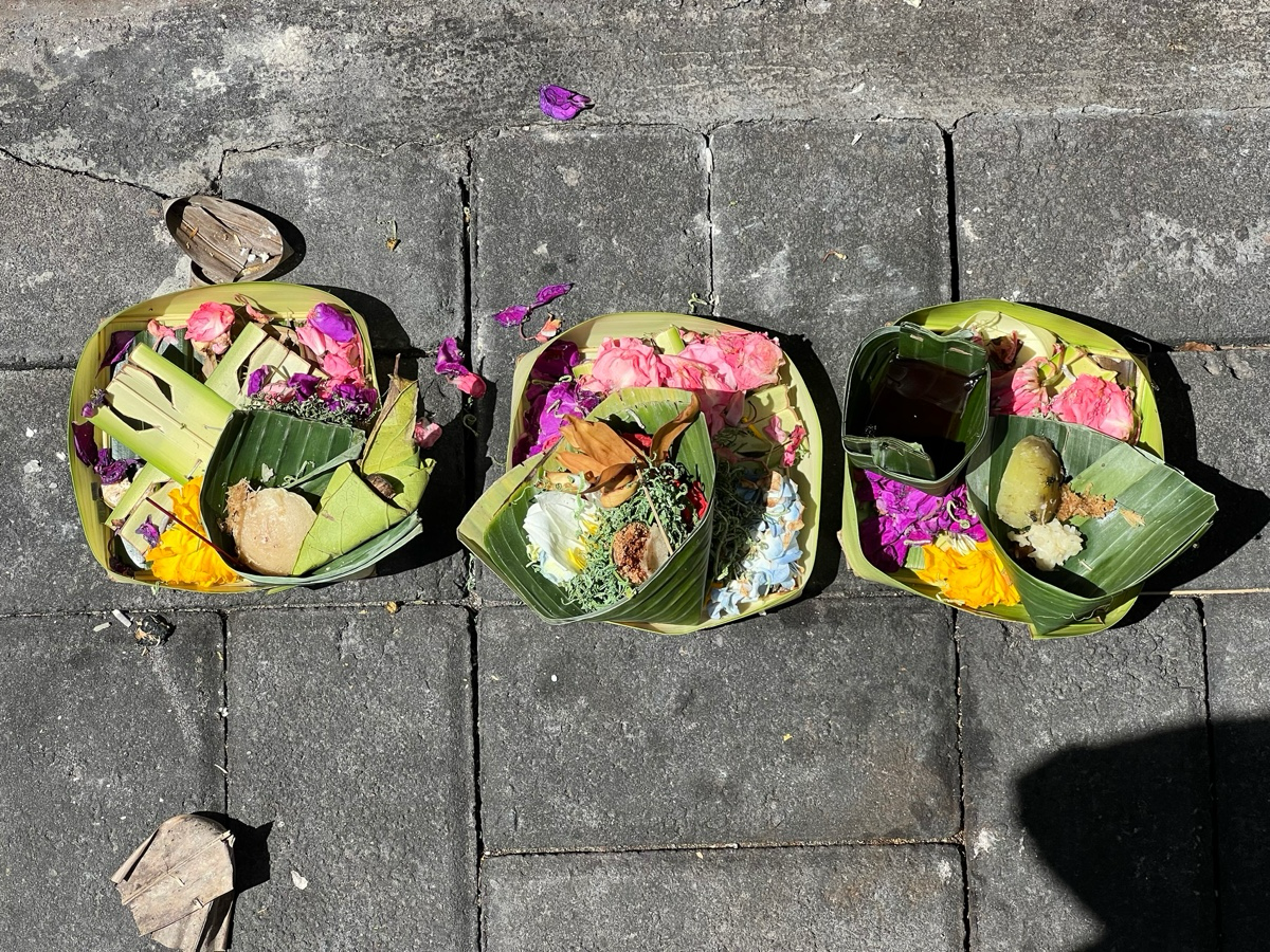 신들을 위한 공양 “짜낭 사리”